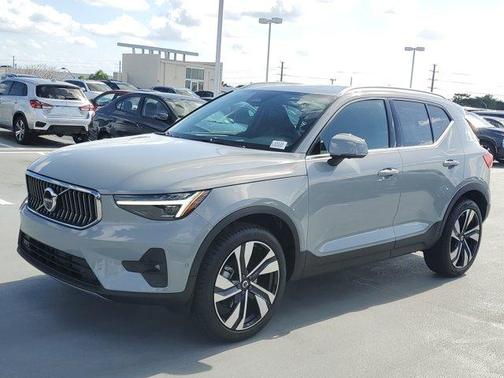 2025 Volvo XC40 B5 Ultra Bright Theme