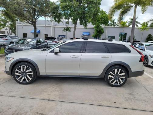 2021 Volvo V90 Cross Country T6