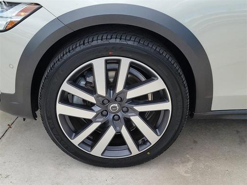 2021 Volvo V90 Cross Country T6