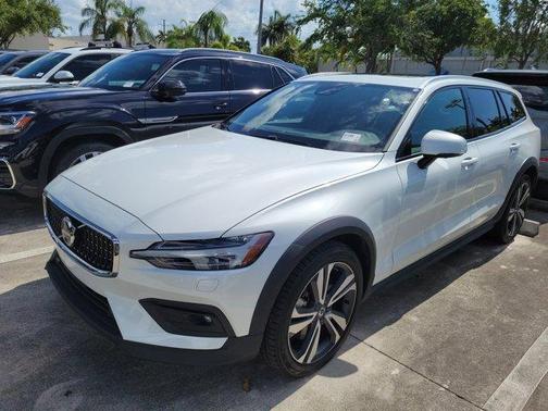 Crystal White 2025 Volvo V60 Cross Country B5 Plus