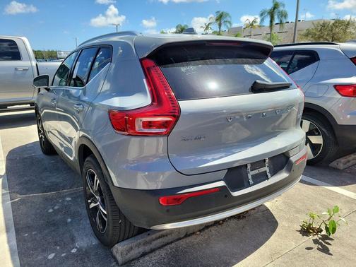 2025 Volvo XC40 B5 Core Bright Theme