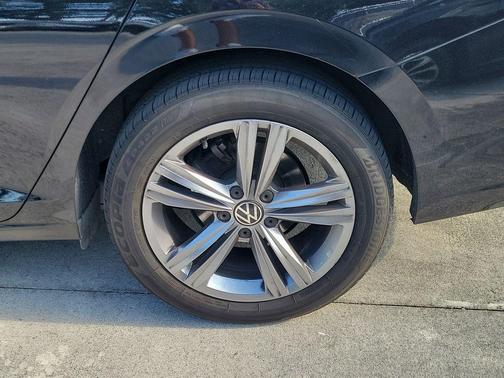 Deep Black Pearl Effect 2023 Volkswagen Jetta 1.5T SE