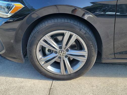 Deep Black Pearl Effect 2023 Volkswagen Jetta 1.5T SE