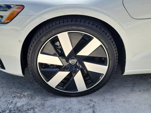 2024 Volvo S60 Recharge Plug-In Hybrid T8 Plus Dark Theme