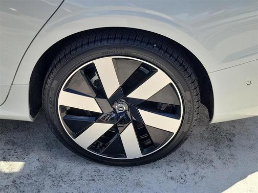 2024 Volvo S60 Recharge Plug-In Hybrid T8 Plus Dark Theme