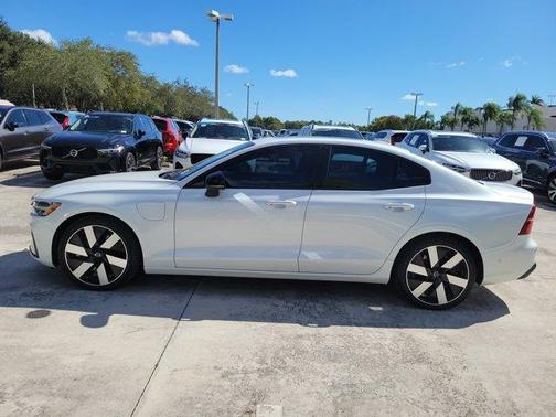 2024 Volvo S60 Recharge Plug-In Hybrid T8 Plus Dark Theme