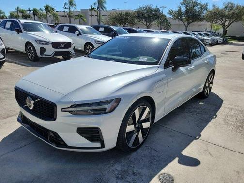 2024 Volvo S60 Recharge Plug-In Hybrid T8 Plus Dark Theme