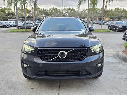 2025 Volvo XC40 B5 Ultra Dark Theme