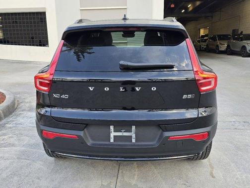 2025 Volvo XC40 B5 Ultra Dark Theme