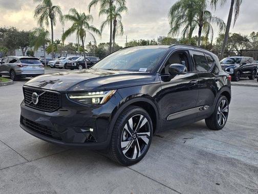 2025 Volvo XC40 B5 Ultra Dark Theme