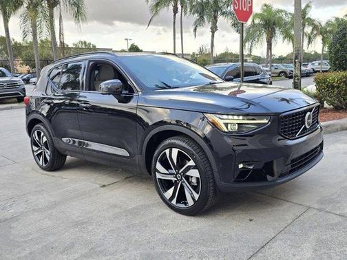 2025 Volvo XC40 B5 Ultra Dark Theme