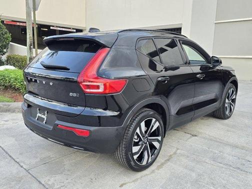 2025 Volvo XC40 B5 Ultra Dark Theme