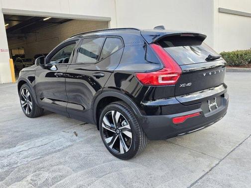 2025 Volvo XC40 B5 Ultra Dark Theme