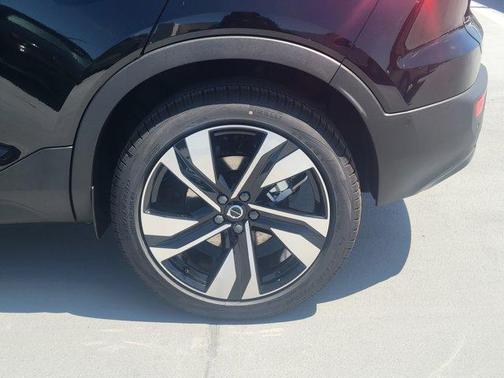 Onyx Black 2026 Volvo XC40 B5 Ultra