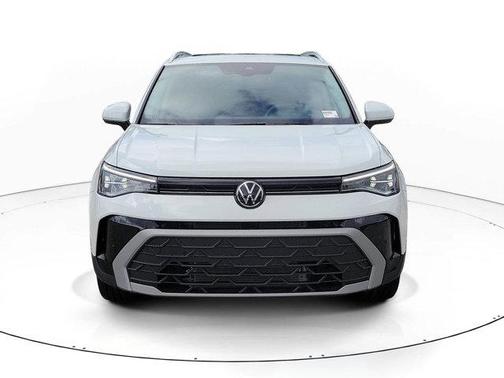 Pure White 2026 Volkswagen Taos 1.5T SE