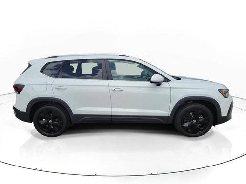 Pure White 2026 Volkswagen Taos 1.5T SE