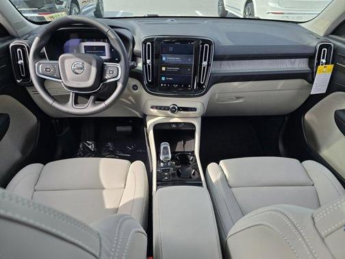 2025 Volvo XC40 B5 Ultra Bright Theme
