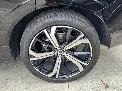 Onyx Black Metallic 2025 Volvo XC60 B5 Ultra