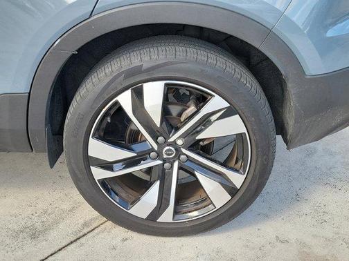 2023 Volvo XC40 B5 Plus Dark Theme