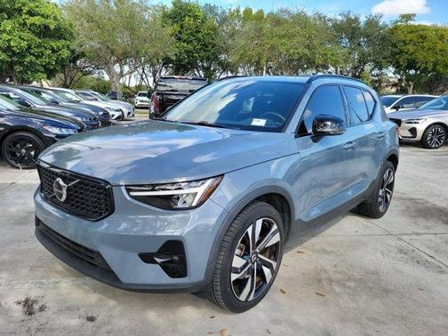 2023 Volvo XC40 B5 Plus Dark Theme