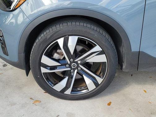 2023 Volvo XC40 B5 Plus Dark Theme