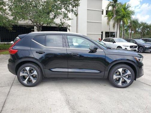 2025 Volvo XC40 B5 Core Bright Theme