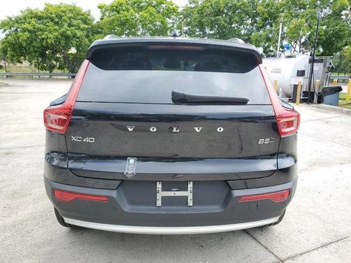 2025 Volvo XC40 B5 Core Bright Theme