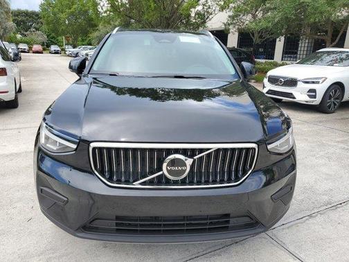 2025 Volvo XC40 B5 Core Bright Theme
