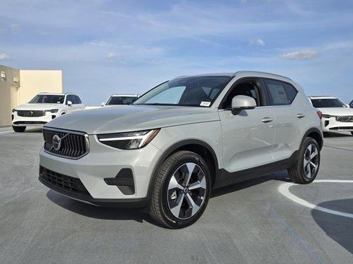 2025 Volvo XC40 B5 Core Bright Theme