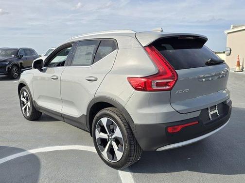 2025 Volvo XC40 B5 Core Bright Theme