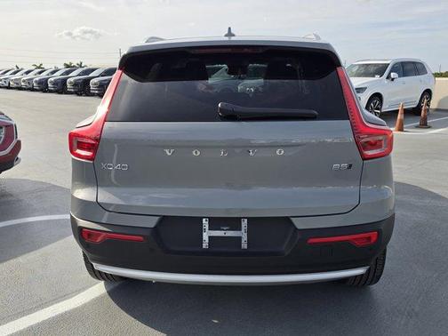 2025 Volvo XC40 B5 Core Bright Theme