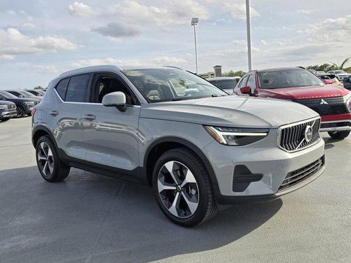 2025 Volvo XC40 B5 Core Bright Theme