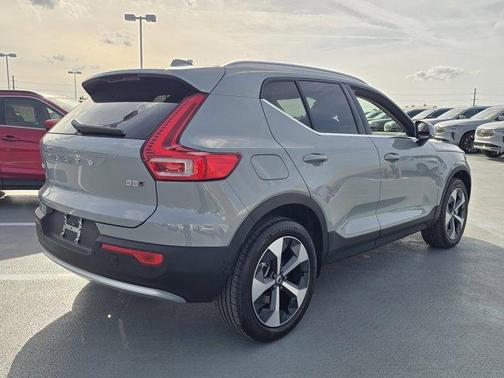 2025 Volvo XC40 B5 Core Bright Theme