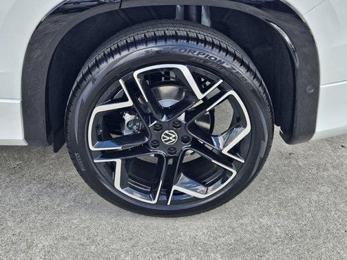 2025 Volkswagen Tiguan 2.0T SEL R-Line