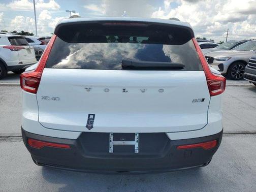 2025 Volvo XC40 B5 Plus Dark Theme