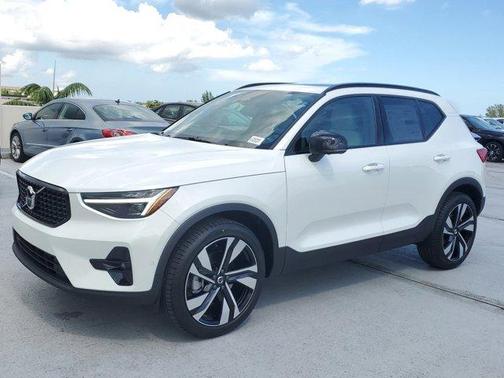 2025 Volvo XC40 B5 Plus Dark Theme