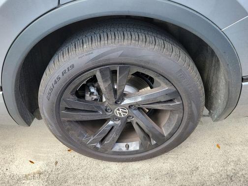 2024 Volkswagen Tiguan 2.0T SE R-Line Black