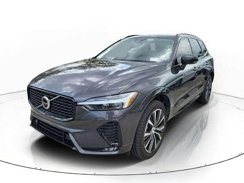 Platinum Gray Metallic 2023 Volvo XC60 B5 Plus Dark Theme