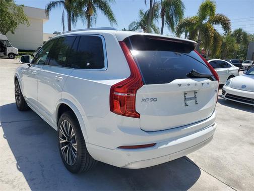 2022 Volvo XC90 T5 Momentum 7 Passenger