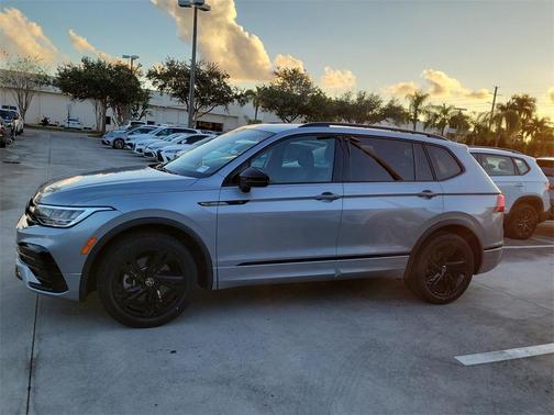 2023 Volkswagen Tiguan 2.0T SE R-Line Black