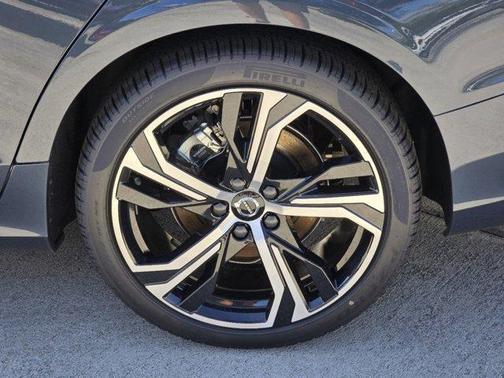 2024 Volvo S60 B5 Core Dark Theme