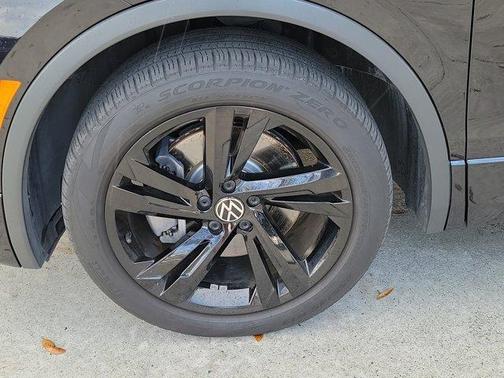 2024 Volkswagen Tiguan 2.0T SE R-Line Black