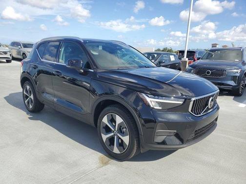 2025 Volvo XC40 B5 Core Bright Theme