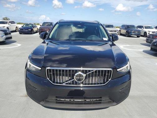 2025 Volvo XC40 B5 Core Bright Theme