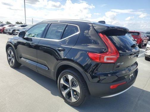 2025 Volvo XC40 B5 Core Bright Theme