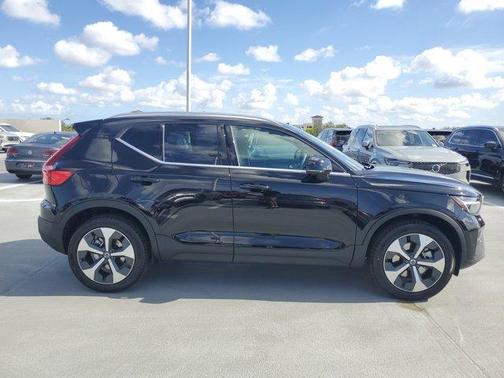 2025 Volvo XC40 B5 Core Bright Theme