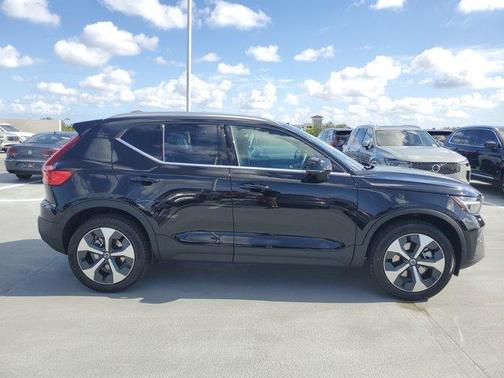 2025 Volvo XC40 B5 Core Bright Theme
