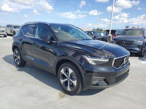 2025 Volvo XC40 B5 Core Bright Theme