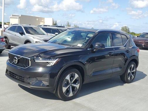 2025 Volvo XC40 B5 Core Bright Theme