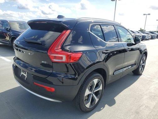 2025 Volvo XC40 B5 Core Bright Theme